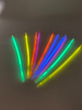 Laden Sie das Bild in den Galerie-Viewer, Knicklichter Party Set Glow Sticks Leuchtstäbe Knicklichter, Neon Party 10 St.
